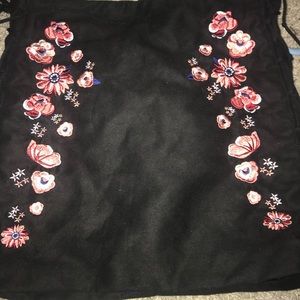 Super cute black mini skirt!